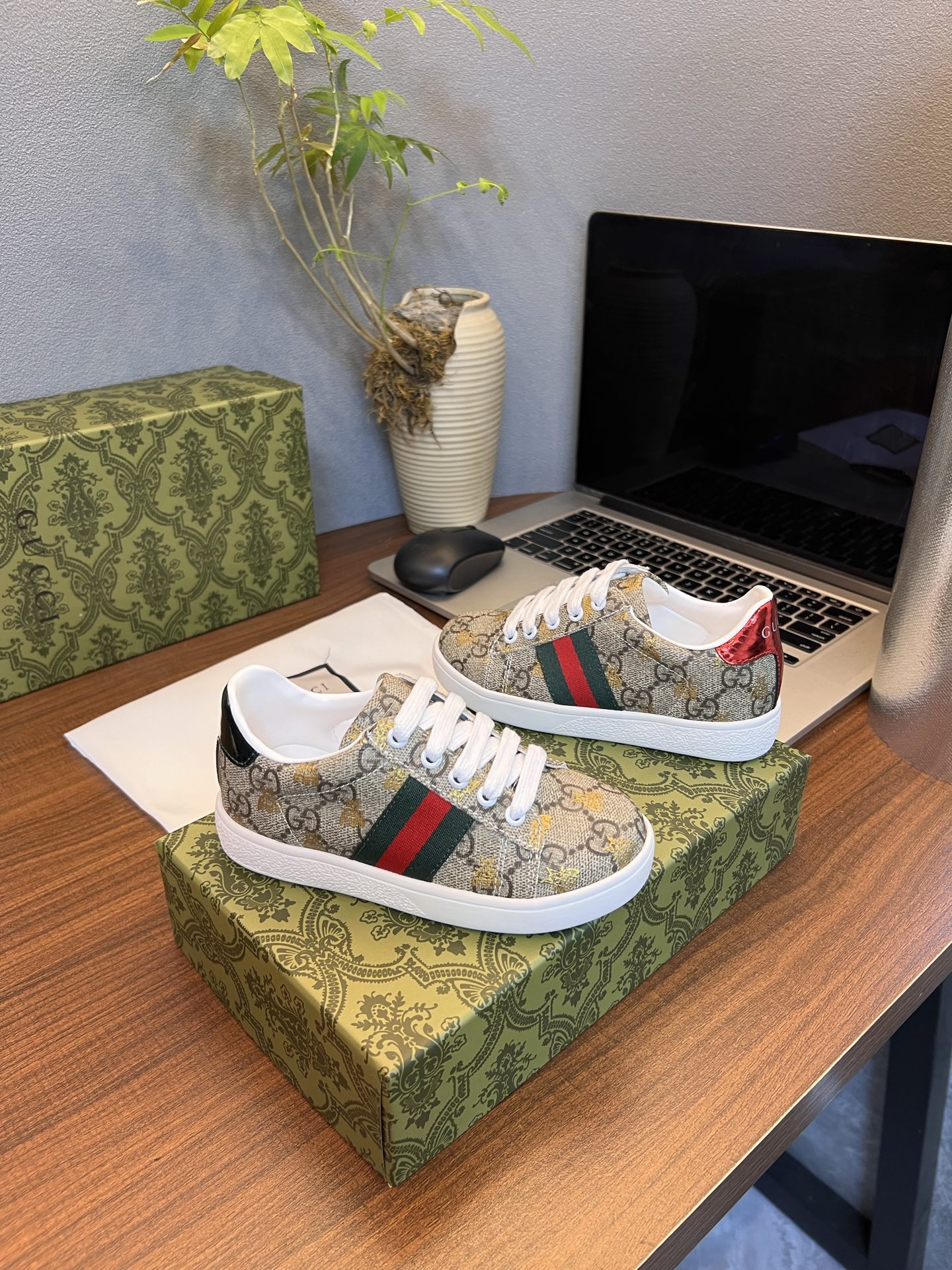 Children's shoes child